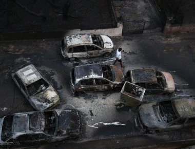 Το Μάτι έγινε... Πομπηία: Σκληρές εικόνες - Απανθρακωμένοι άνθρωποι ανάμεσα στα ΙΧ